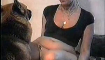 Gros seins MILF avec un chien de berger se fait baiser